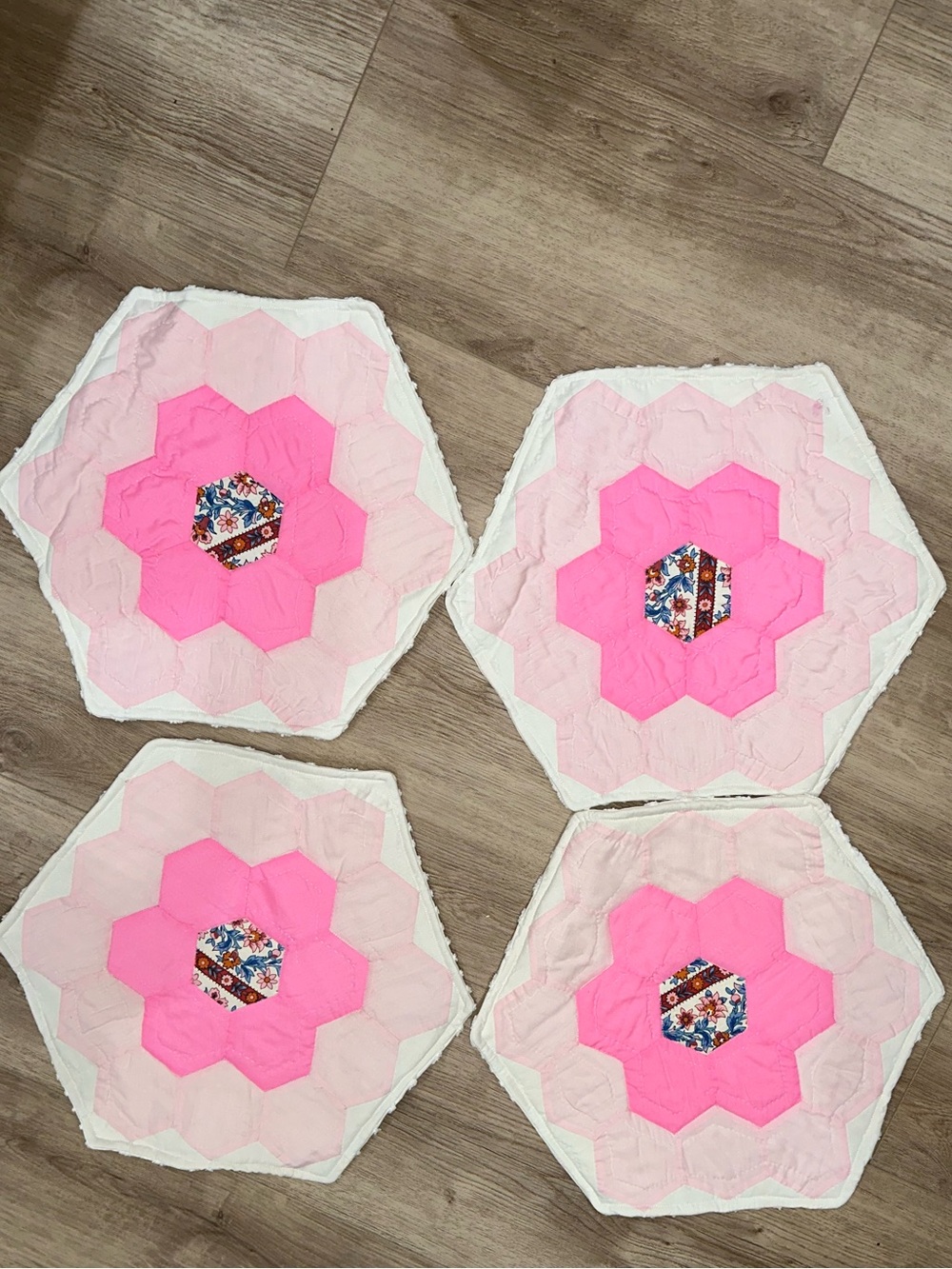 Hexagon Pink Floral Center Quilt placemats - Set of 4
